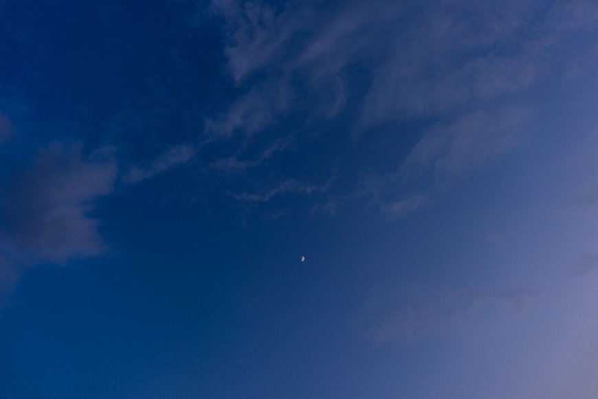 深蓝夜空新月云絮暗紫风景电脑壁纸