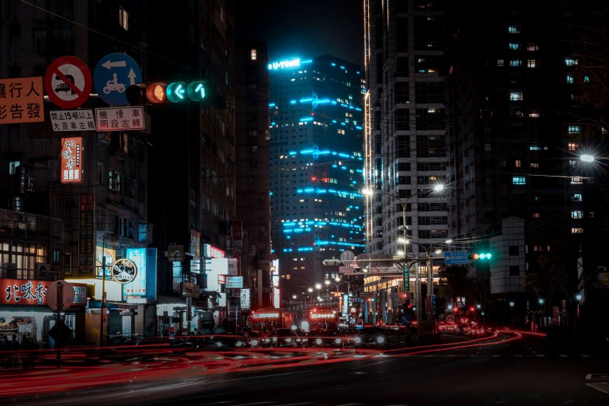 台北夜景霓虹车流蓝红城市建筑电脑壁纸