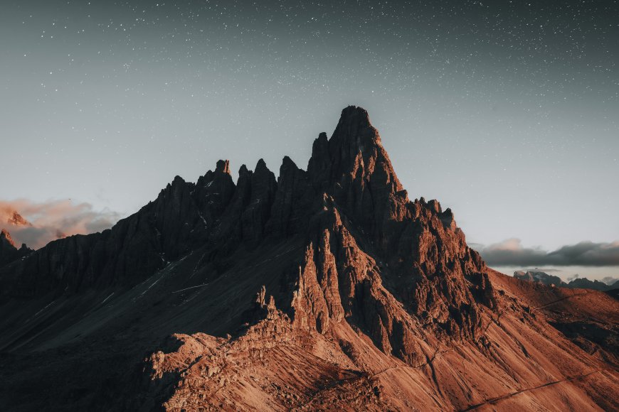 巍峨尖峰星夜映照暗红风景电脑壁纸