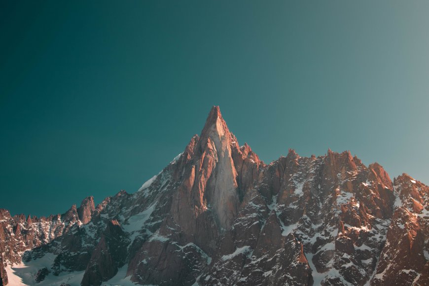 巍峨雪山尖峰映霞光蓝绿风景电脑壁纸