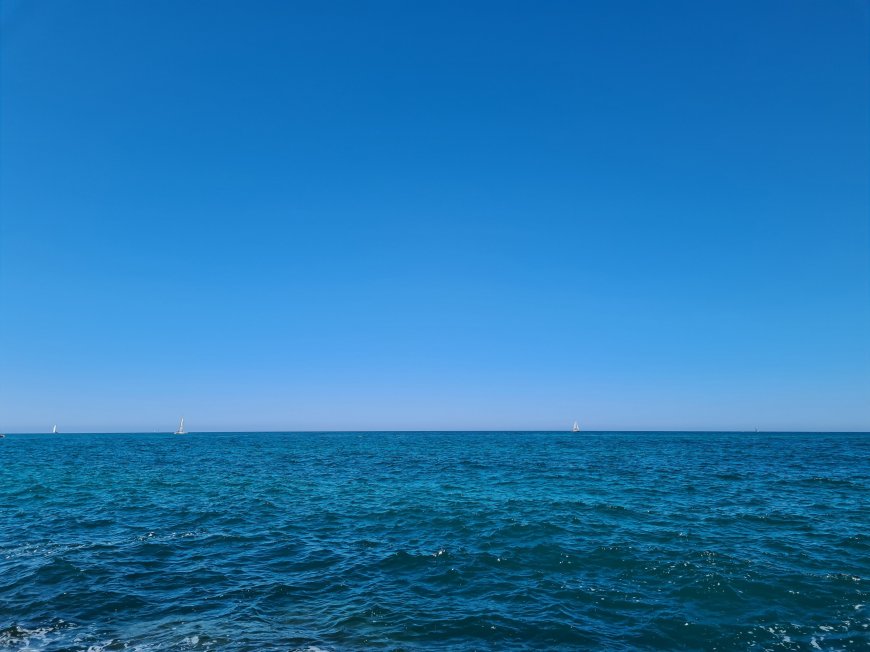 蔚蓝大海帆船点点蓝白风景电脑壁纸