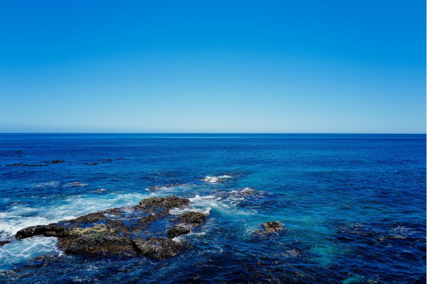 蔚蓝大海礁石浪花清澈风景电脑壁纸