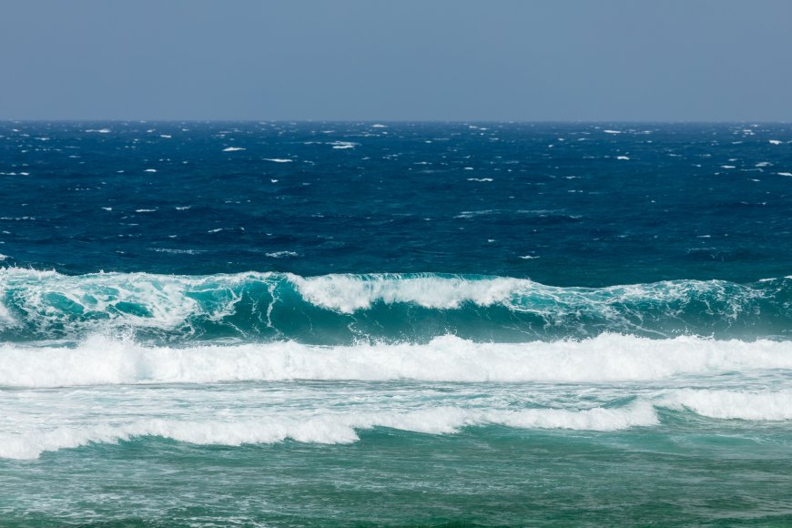 蔚蓝海浪翻涌白沫碧绿风景电脑壁纸