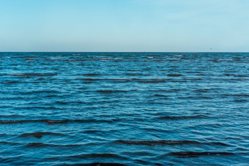 蔚蓝海面波光粼粼青蓝风景电脑壁纸