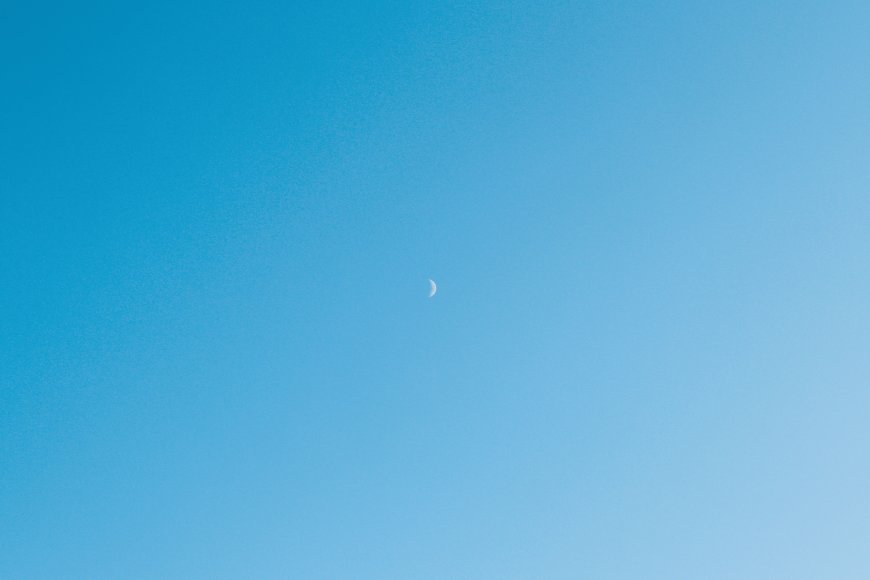 新月高悬湛蓝天空静谧风景电脑壁纸