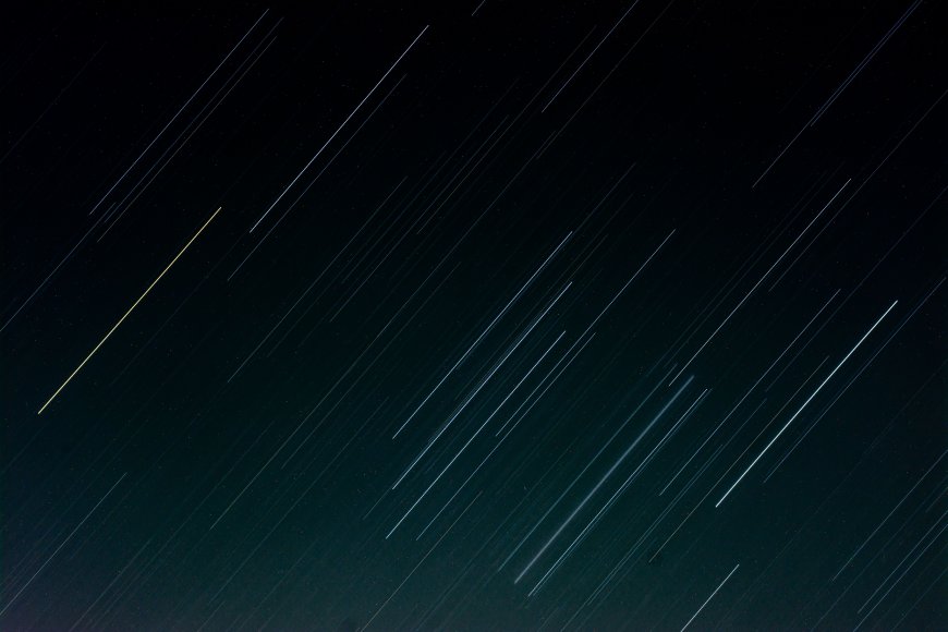 星轨划过夜空深蓝太空科幻电脑壁纸