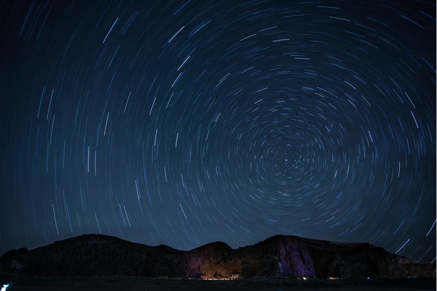 星轨旋转环绕山峦深蓝夜空风景电脑壁纸