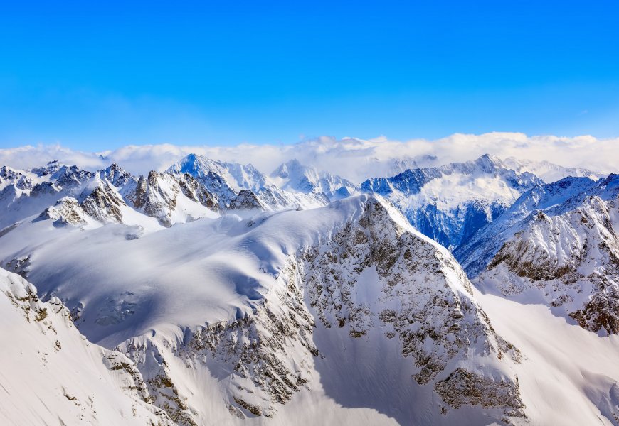 雪山连绵白雪皑皑蓝白风景电脑壁纸