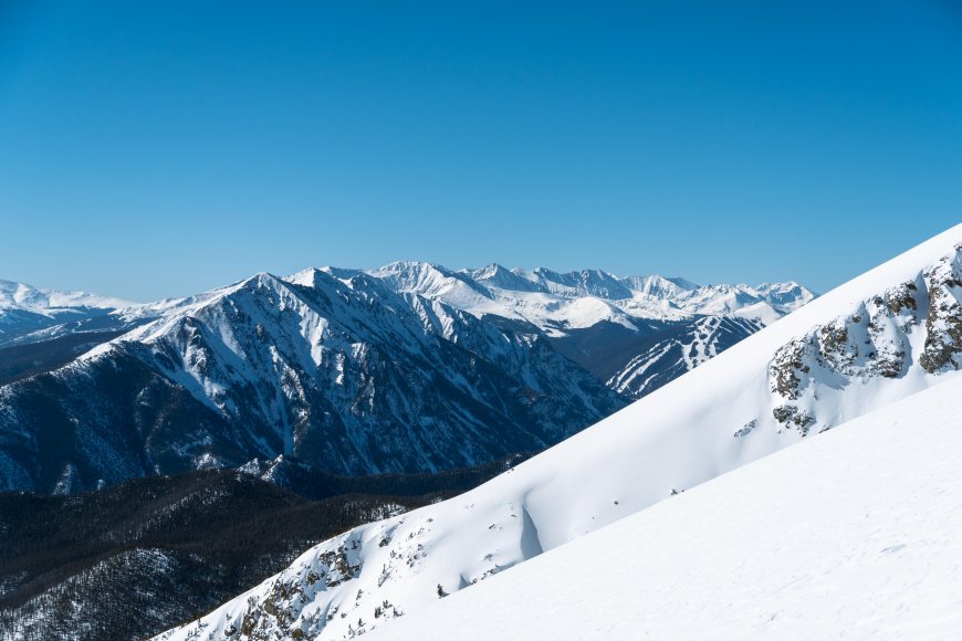 雪山连绵雪峰巍峨蓝白风景电脑壁纸