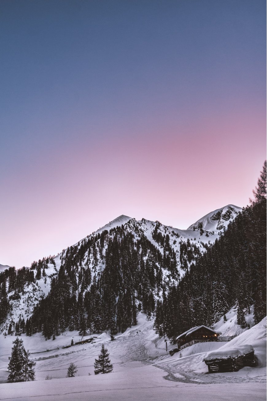 雪山松林小屋粉紫渐变风景手机壁纸