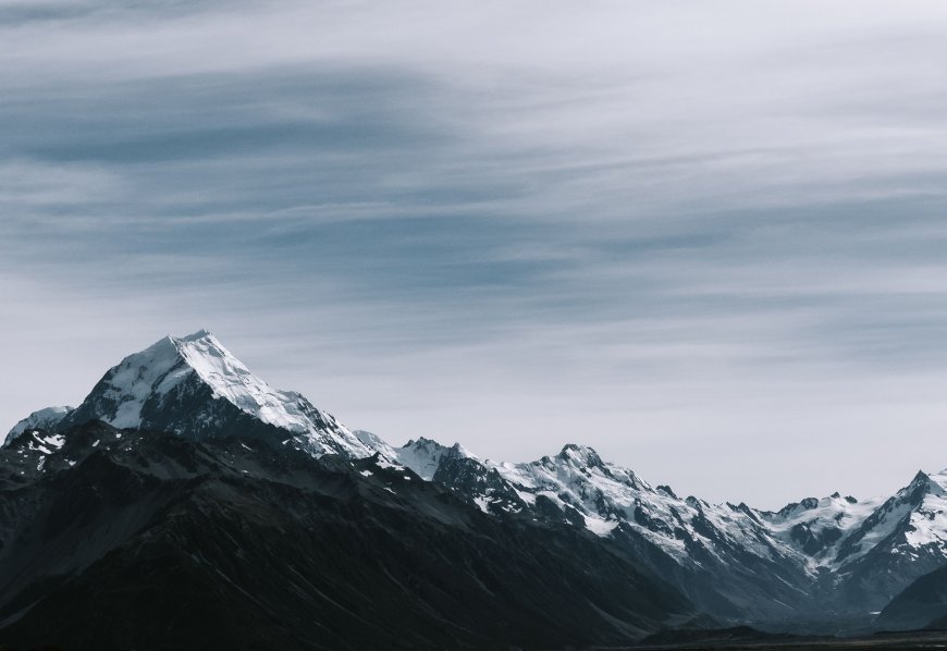 雪山巍峨层云缭绕蓝灰风景电脑壁纸