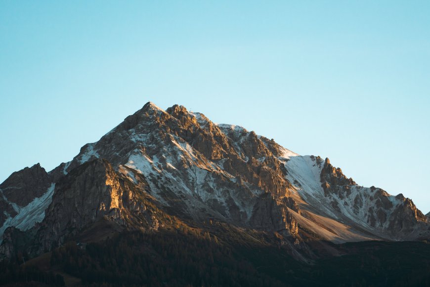 雪山巍峨金光洒落蓝白风景电脑壁纸