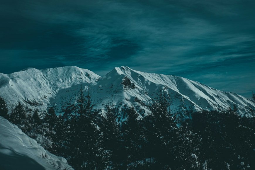 雪山巍峨松林掩映深蓝风景电脑壁纸