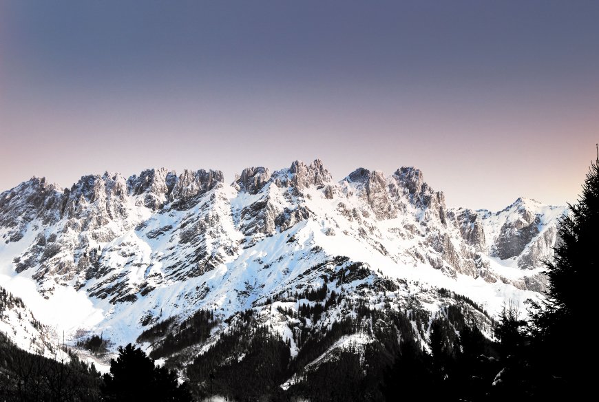 雪山巍峨雪覆峰峦蓝紫渐变风景电脑壁纸