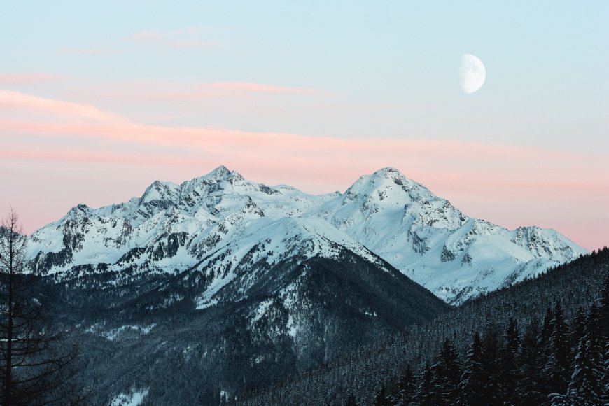 雪山巍峨月挂天际粉蓝风景电脑壁纸