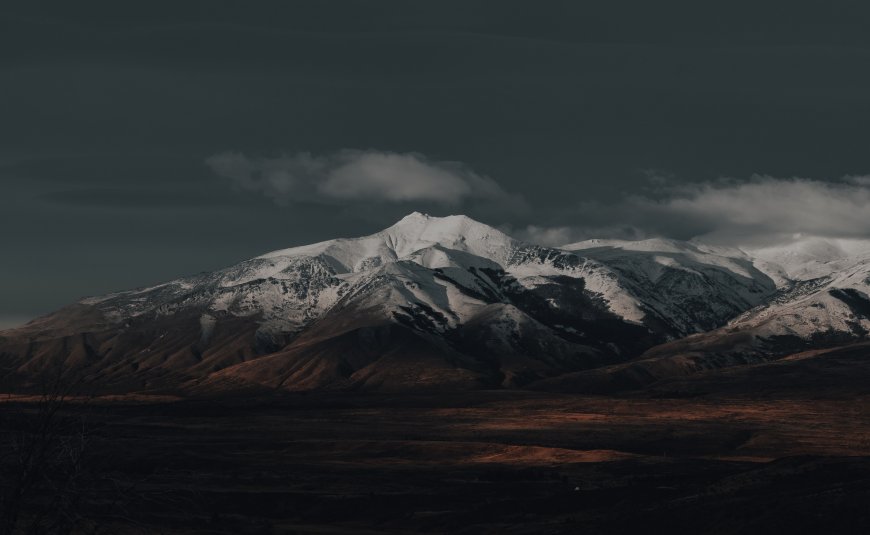 雪山巍峨云层低垂暗灰风景电脑壁纸