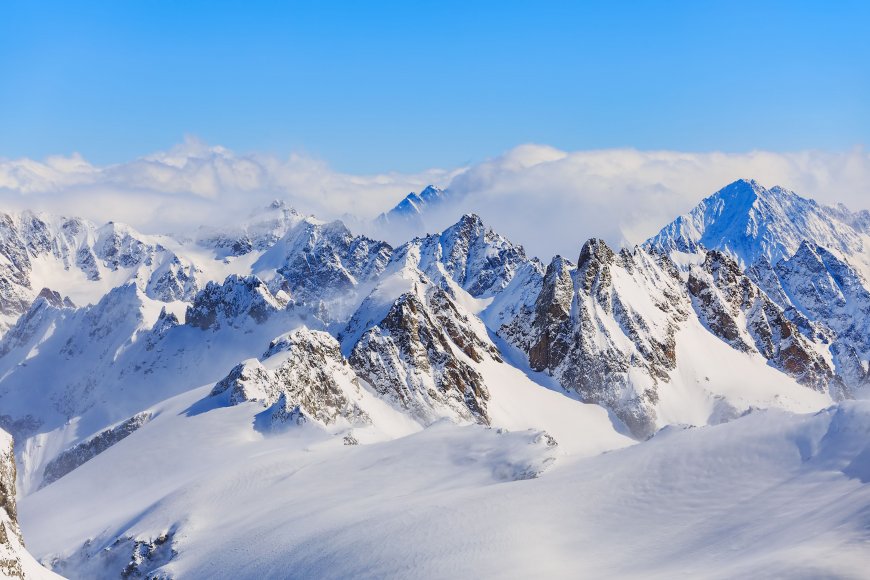 雪山巍峨云海环绕蓝白风景电脑壁纸