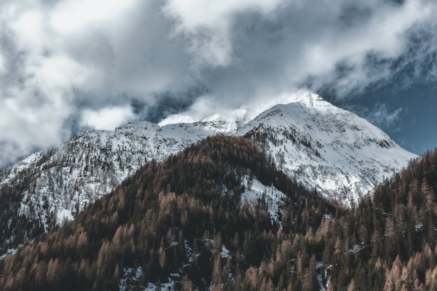 雪山巍峨云雾缭绕蓝灰风景电脑壁纸