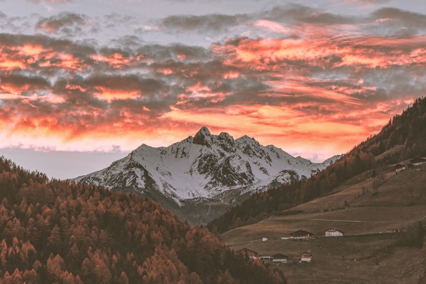 雪山夕阳云霞绚烂橙红风景电脑壁纸