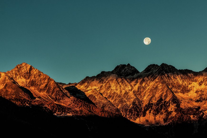 雪山月夜金橙辉映蓝绿风景电脑壁纸