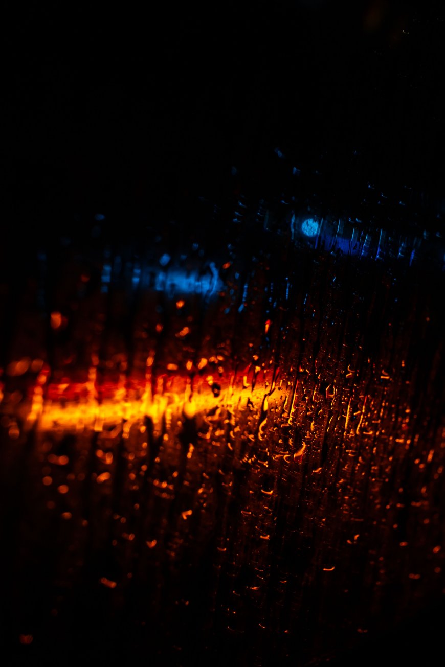 雨夜车窗霓虹光斑暗红蓝调摄影手机壁纸