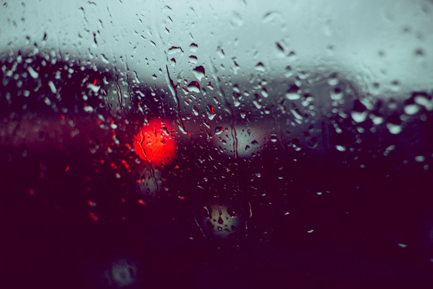 雨夜车窗水珠红灯朦胧暗紫风景电脑壁纸