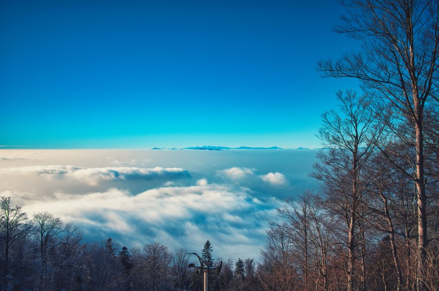 云海翻涌远山隐现蓝白风景电脑壁纸