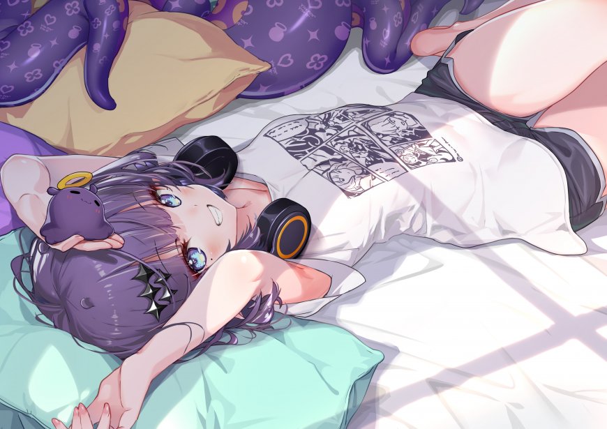 紫发少女躺卧抱玩偶粉紫动漫电脑壁纸