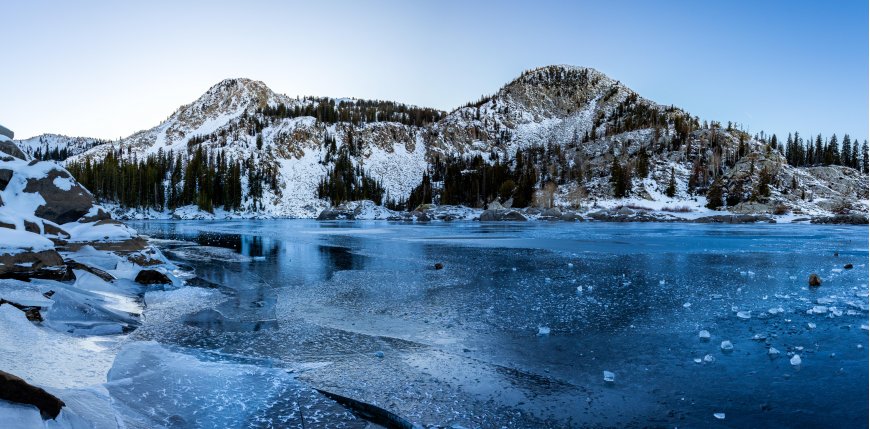 雪山湖泊冰面倒影蓝白风景电脑壁纸