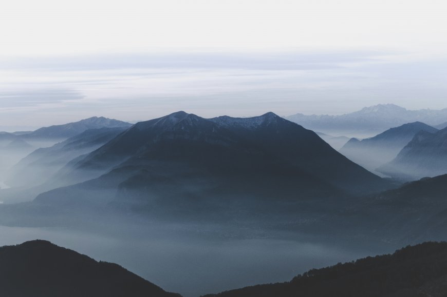层叠山峦薄雾缭绕蓝灰风景电脑壁纸