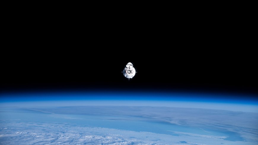 太空飞船悬浮地球弧线暗蓝太空科幻电脑壁纸