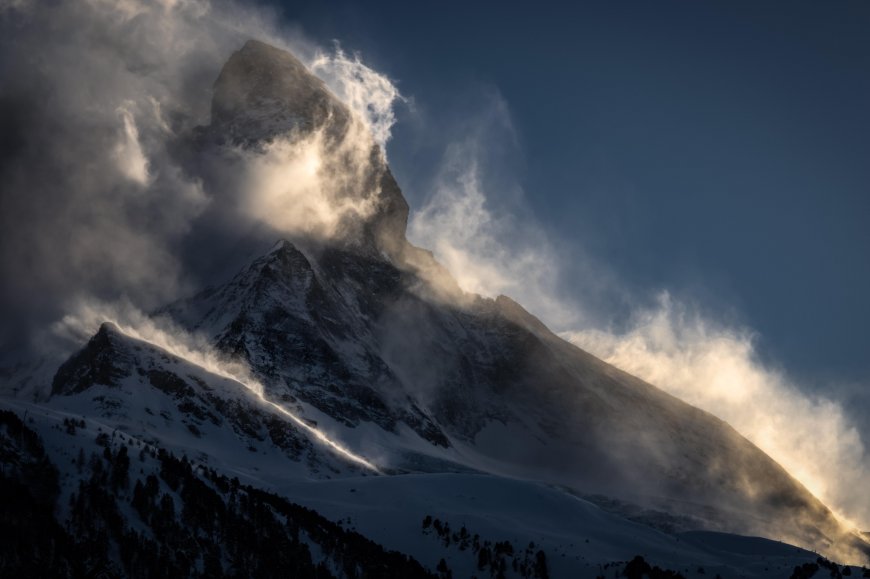 马特洪峰雪峰云雾缭绕蓝金风景电脑壁纸