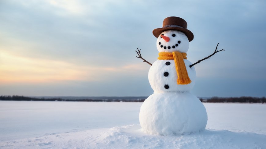 雪地戴帽围巾雪人暖黄冬日风景电脑壁纸