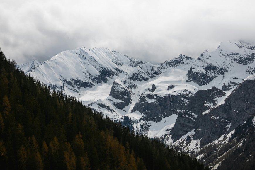 雪山巍峨云雾缭绕灰白风景电脑壁纸