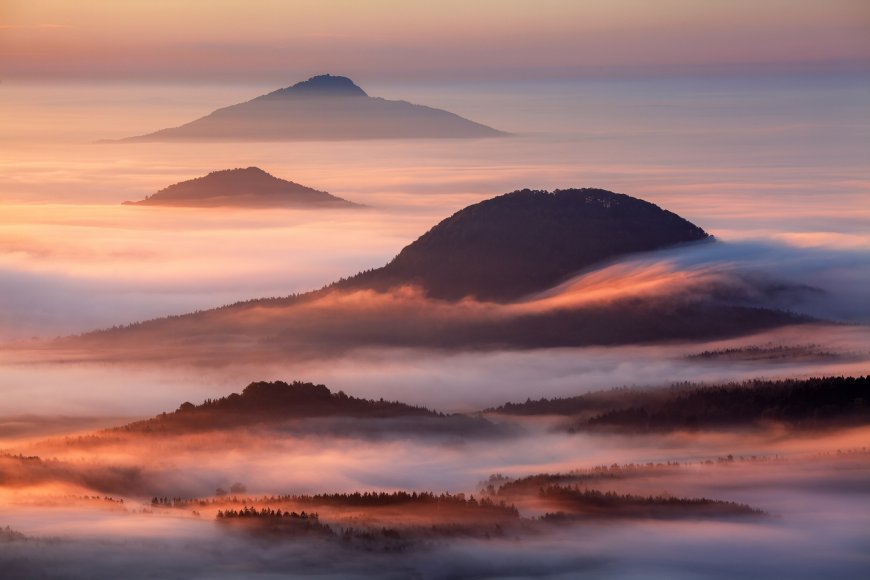 层峦叠嶂云海缭绕橙紫风景电脑壁纸