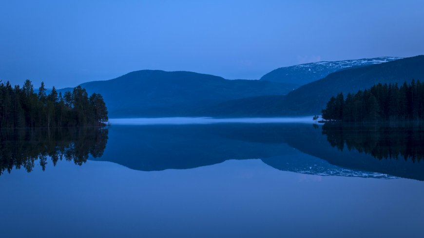 湖面倒影山林静谧蓝调风景电脑壁纸