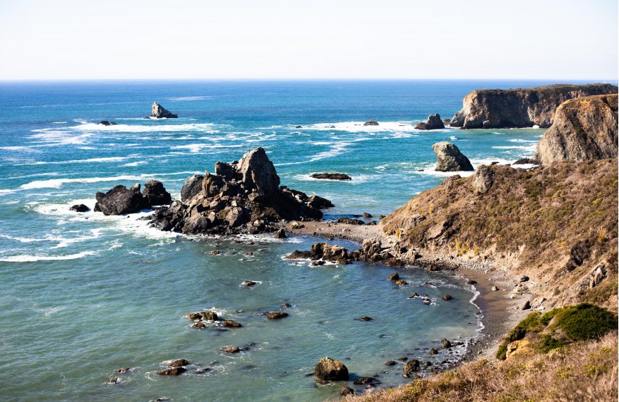 海岸礁石浪花拍岸蓝绿风景电脑壁纸
