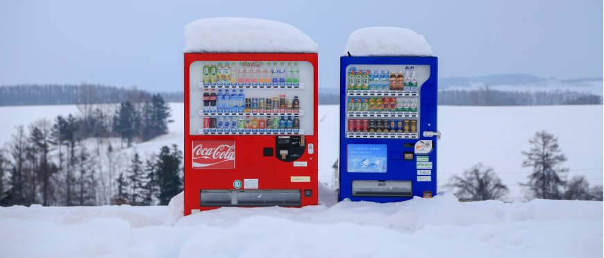 雪地红蓝自动贩卖机矗立冬景蓝风景电脑壁纸