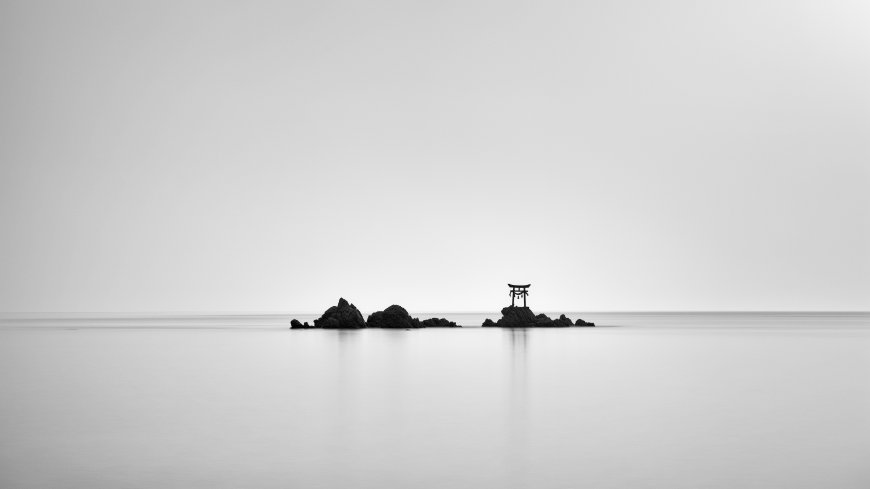 海中鸟居孤石静谧灰白风景电脑壁纸