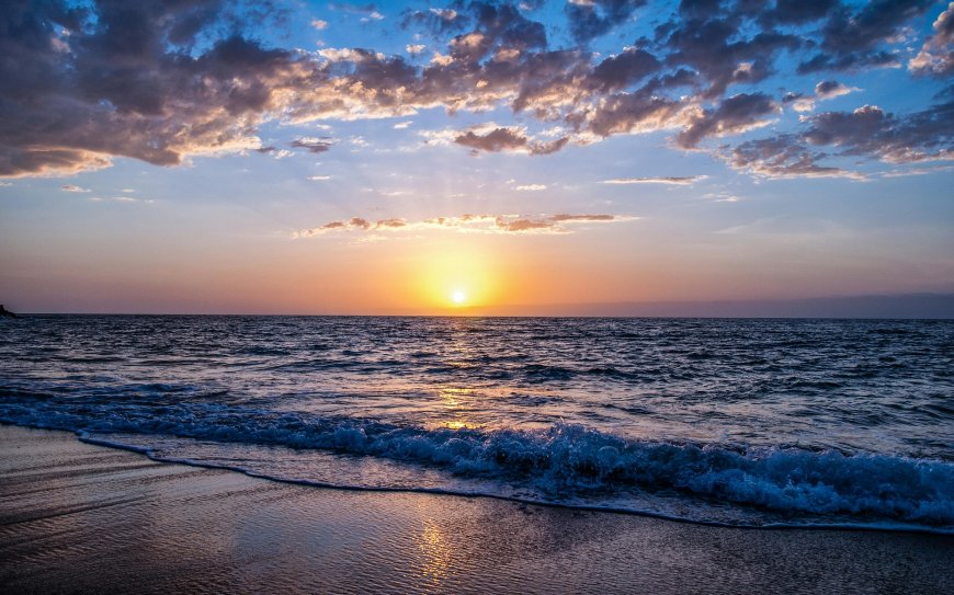 海边日落余晖洒海面蓝紫风景电脑壁纸