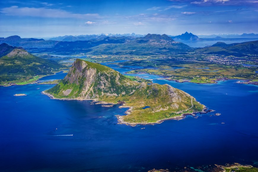 挪威海岛峰峦叠翠蓝海碧空风景电脑壁纸