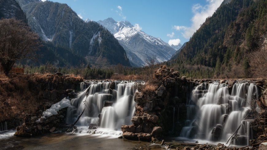 雪山峡谷瀑布群蓝白风景电脑壁纸
