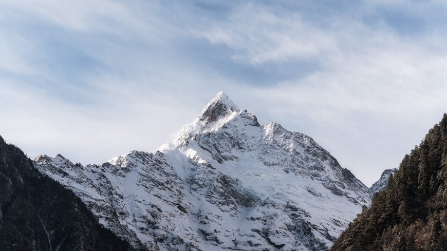 雪山巍峨积雪覆盖蓝白风景电脑壁纸