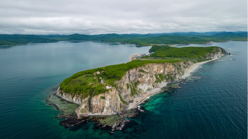 贝加尔湖奥尔洪岛悬崖绿茵蓝海风景电脑壁纸
