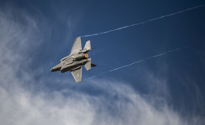 F35战斗机高空飞行蓝天白云军事科技电脑壁纸
