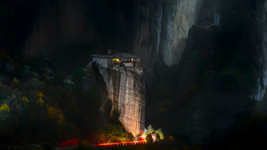 迈泰奥拉修道院悬崖夜景暖金风景电脑壁纸