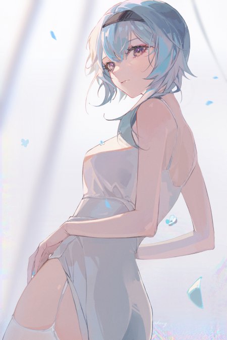 银发紫瞳少女侧身回眸蓝白动漫手机壁纸