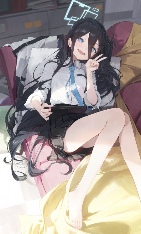 黑长直蓝眼少女比耶微笑粉紫动漫手机壁纸