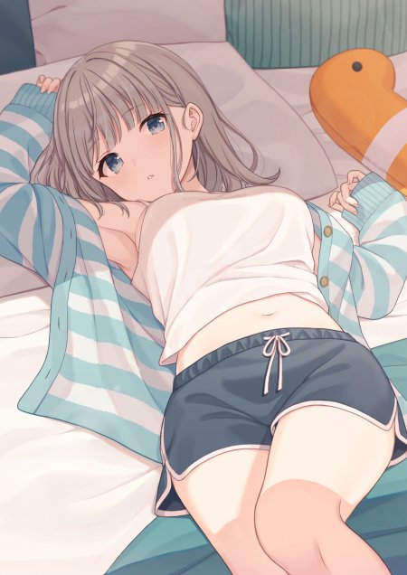 银发蓝眼少女躺卧床榻浅蓝条纹动漫手机壁纸