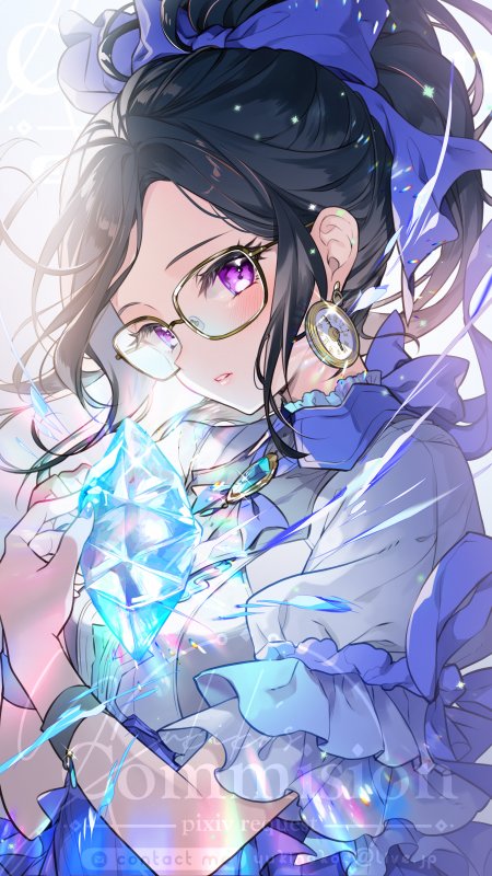 紫发少女持水晶蓝紫动漫手机壁纸